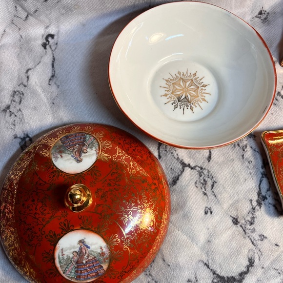 1950’s Victorian Vanity Trinket Set - Picture 5 of 15